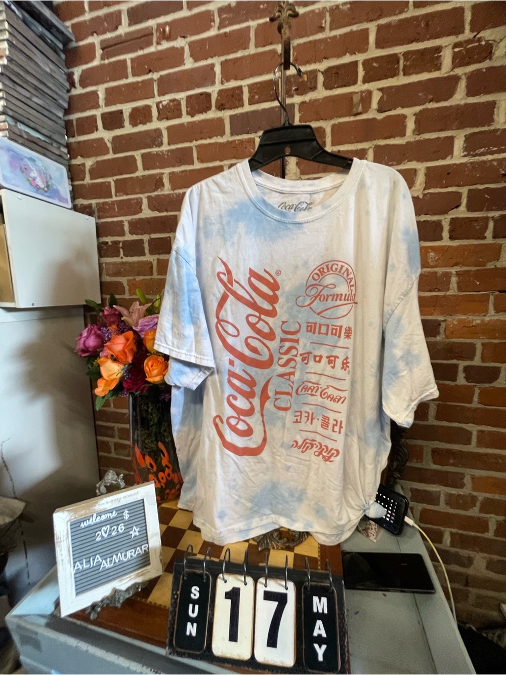 Coca-Cola Classic", Chinese (可口可乐), Korean (코카-콜라), Hebrew (קוקה קולה), and Thai